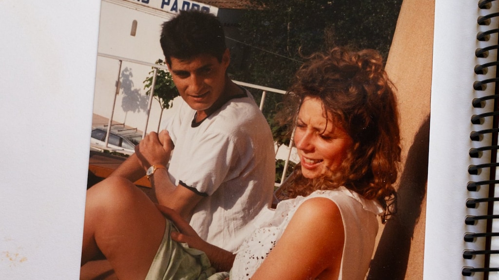 Een foto in Reina's fotoboek, van haar en Sebastián.